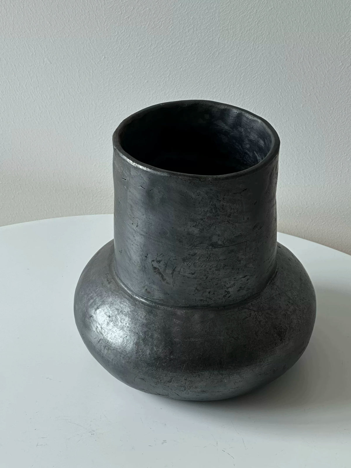 Jieduo Black Pottery Handmade Open-Mouth Flower Vase Desktop Ornament (Height 20CM)