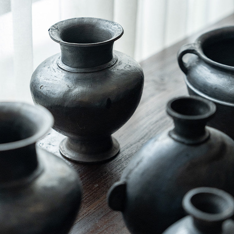 Many traditional black pottery conical vases and flower vessels in the Tibetan area