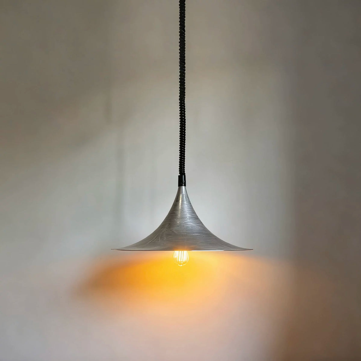 Vintage minimalist restaurant speaker pendant lamp, designer French modern minimalist bar counter, island counter, study pendant string light
