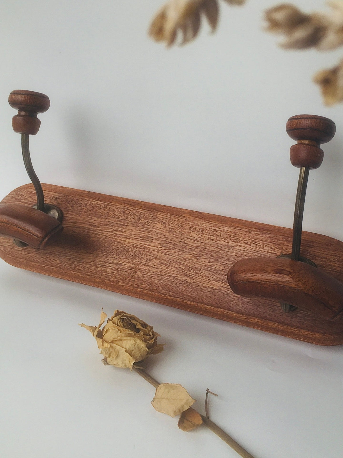 Vintage-style solid wood entryway wall hanging hook