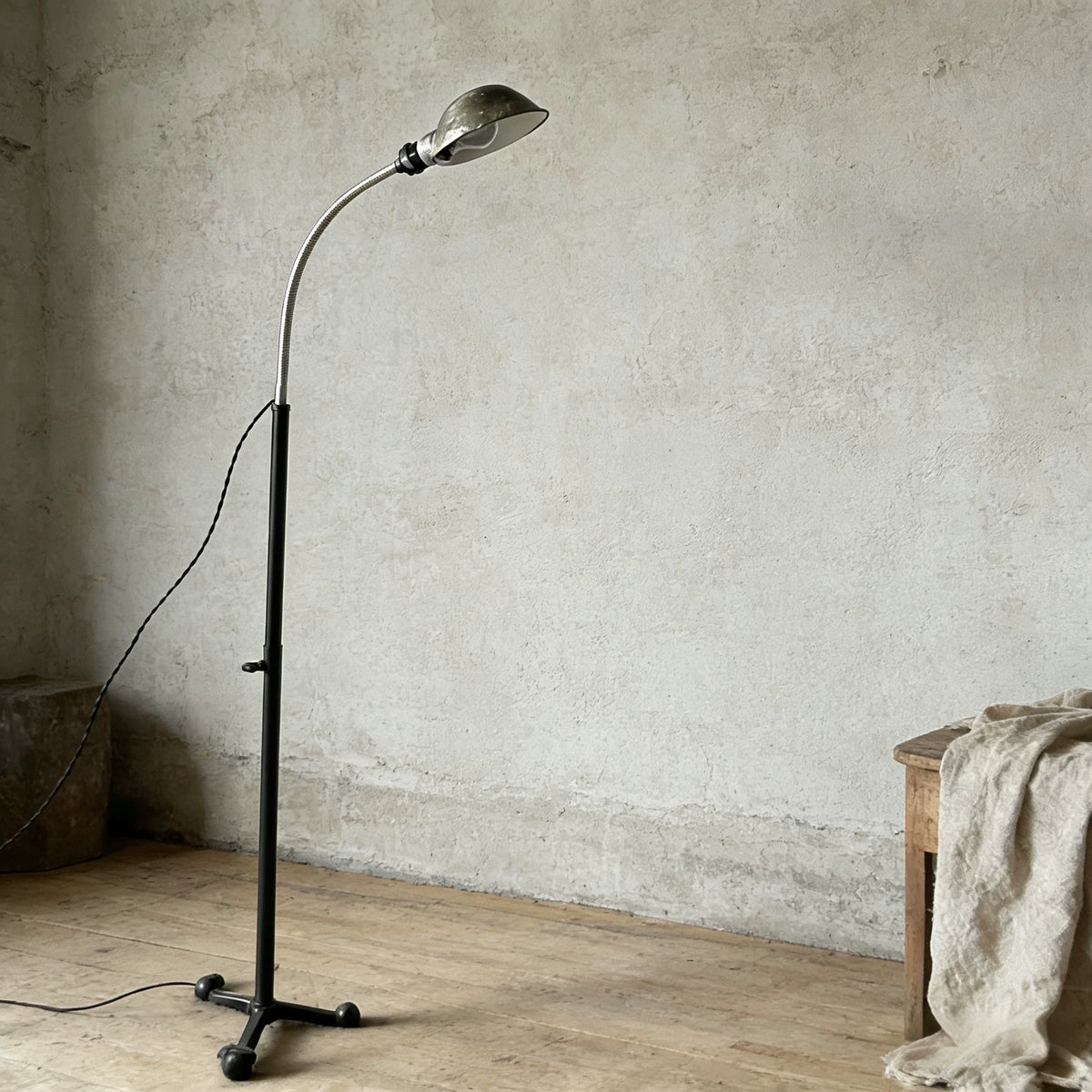 Vintage metal floor lamp with bendable gooseneck three-legged stable base, suitable for homestays, living rooms, studies, wabi-sabi style ambient lighting