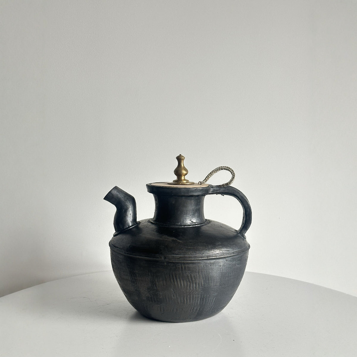 A few black pottery Tibetan traditional hand-made large-capacity teapot 3L