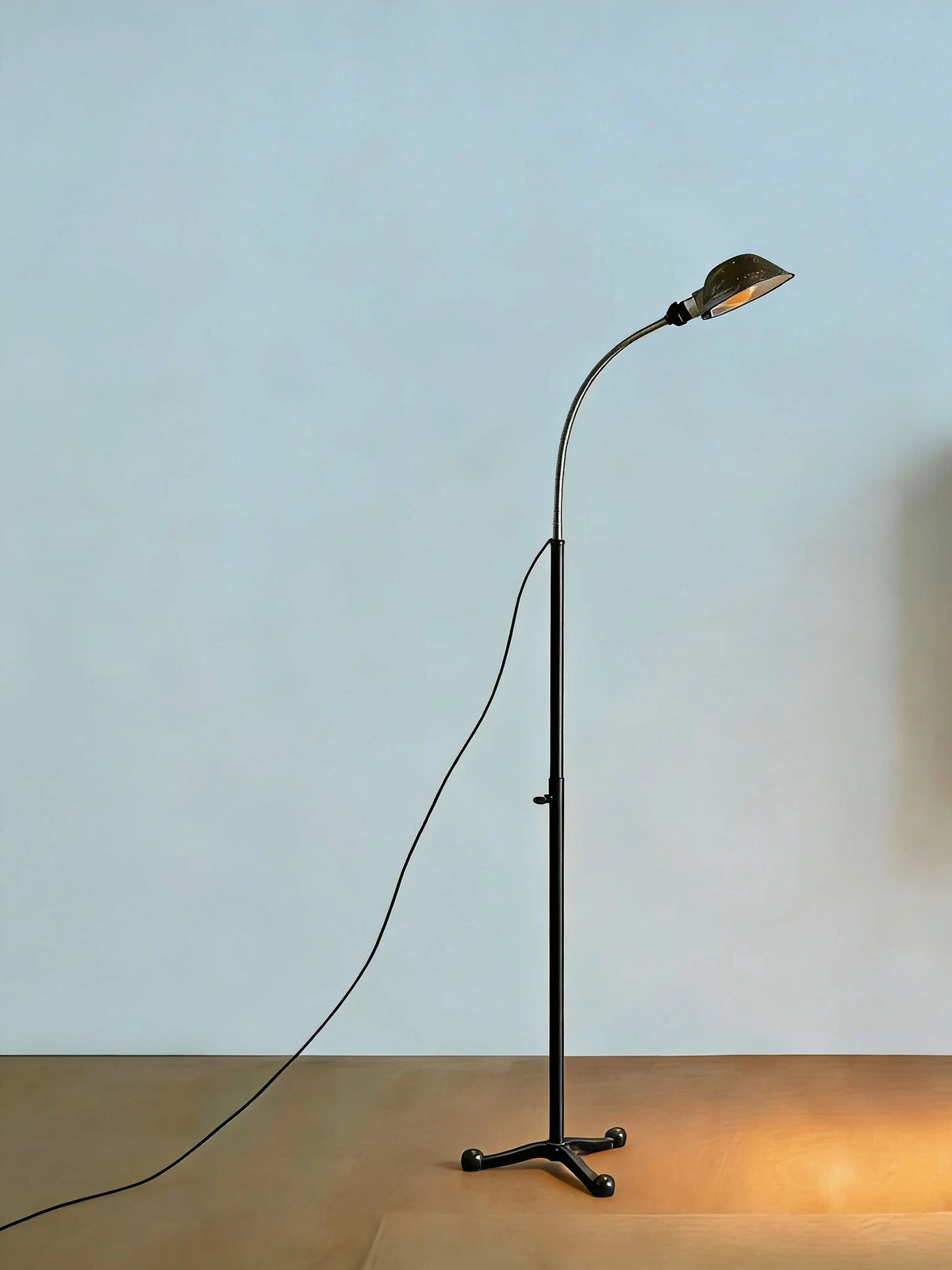 Vintage metal floor lamp with bendable gooseneck three-legged stable base, suitable for homestays, living rooms, studies, wabi-sabi style ambient lighting