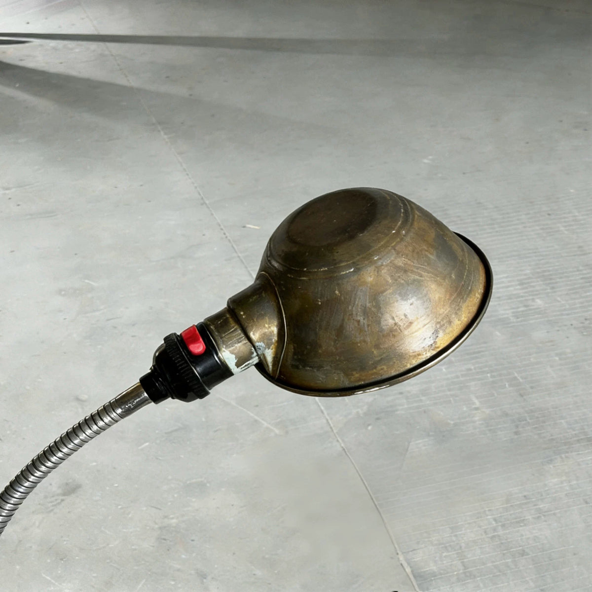 Vintage metal floor lamp with bendable gooseneck three-legged stable base, suitable for homestays, living rooms, studies, wabi-sabi style ambient lighting