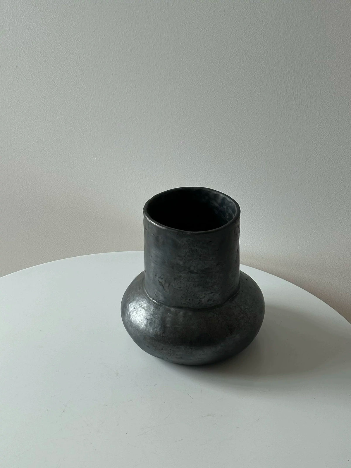 Jieduo Black Pottery Handmade Open-Mouth Flower Vase Desktop Ornament (Height 20CM)