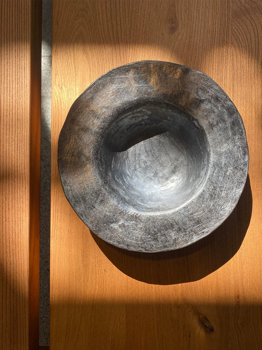There are many black pottery Tibetan intangible cultural heritage handmade dinner plates, multi-functional pasta, hat plates, and the hotel restaurant is surprised and lonely