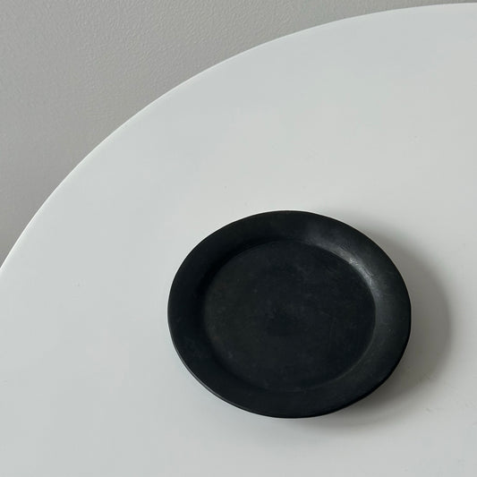 How many black pottery flat plates and cake plates (large, medium, small)