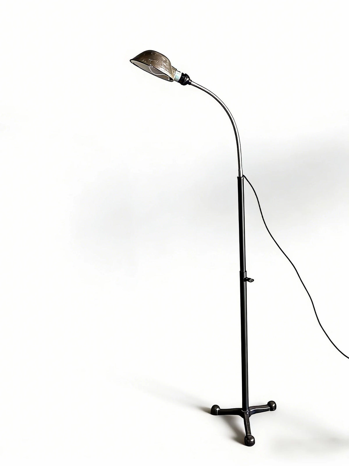 Vintage metal floor lamp with bendable gooseneck three-legged stable base, suitable for homestays, living rooms, studies, wabi-sabi style ambient lighting