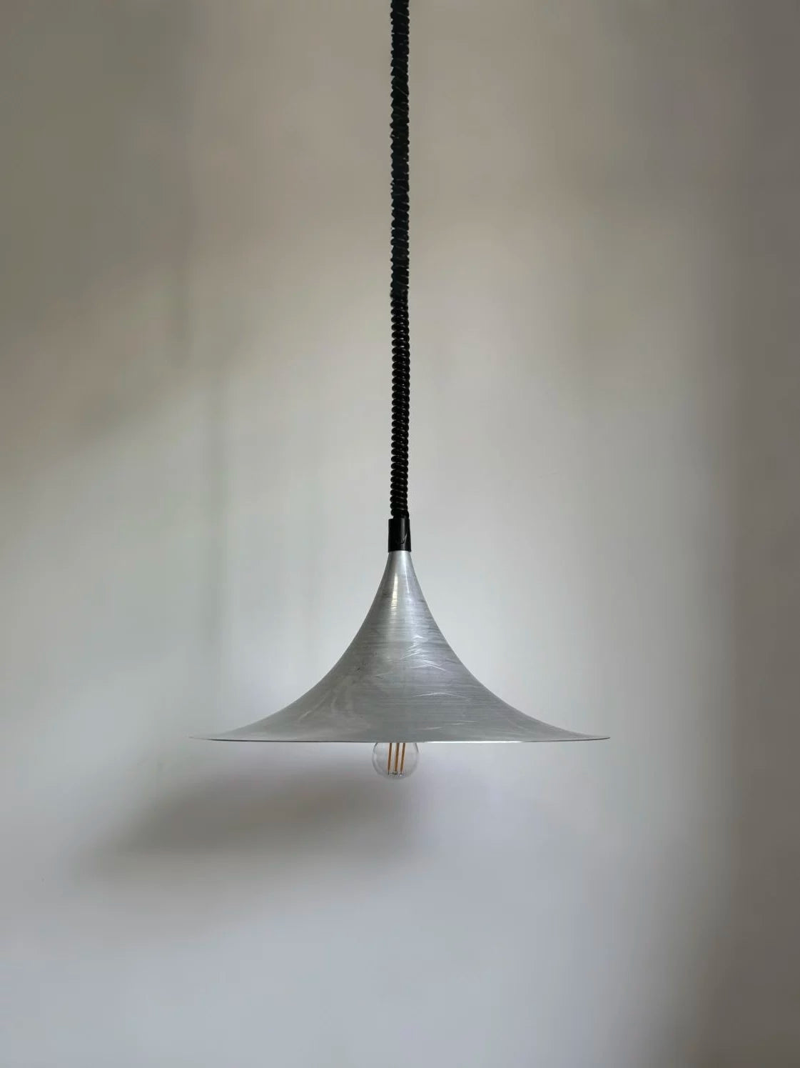 Vintage minimalist restaurant speaker pendant lamp, designer French modern minimalist bar counter, island counter, study pendant string light