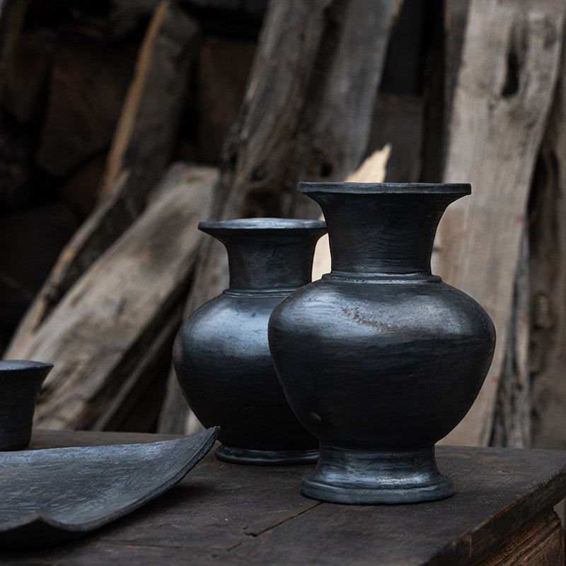 Many traditional black pottery conical vases and flower vessels in the Tibetan area