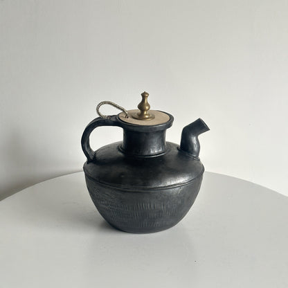 A few black pottery Tibetan traditional hand-made large-capacity teapot 3L