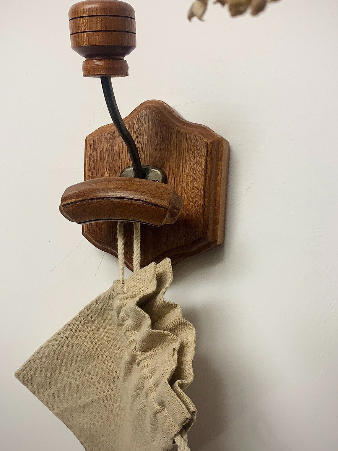 Vintage-style solid wood entryway wall hanging hook