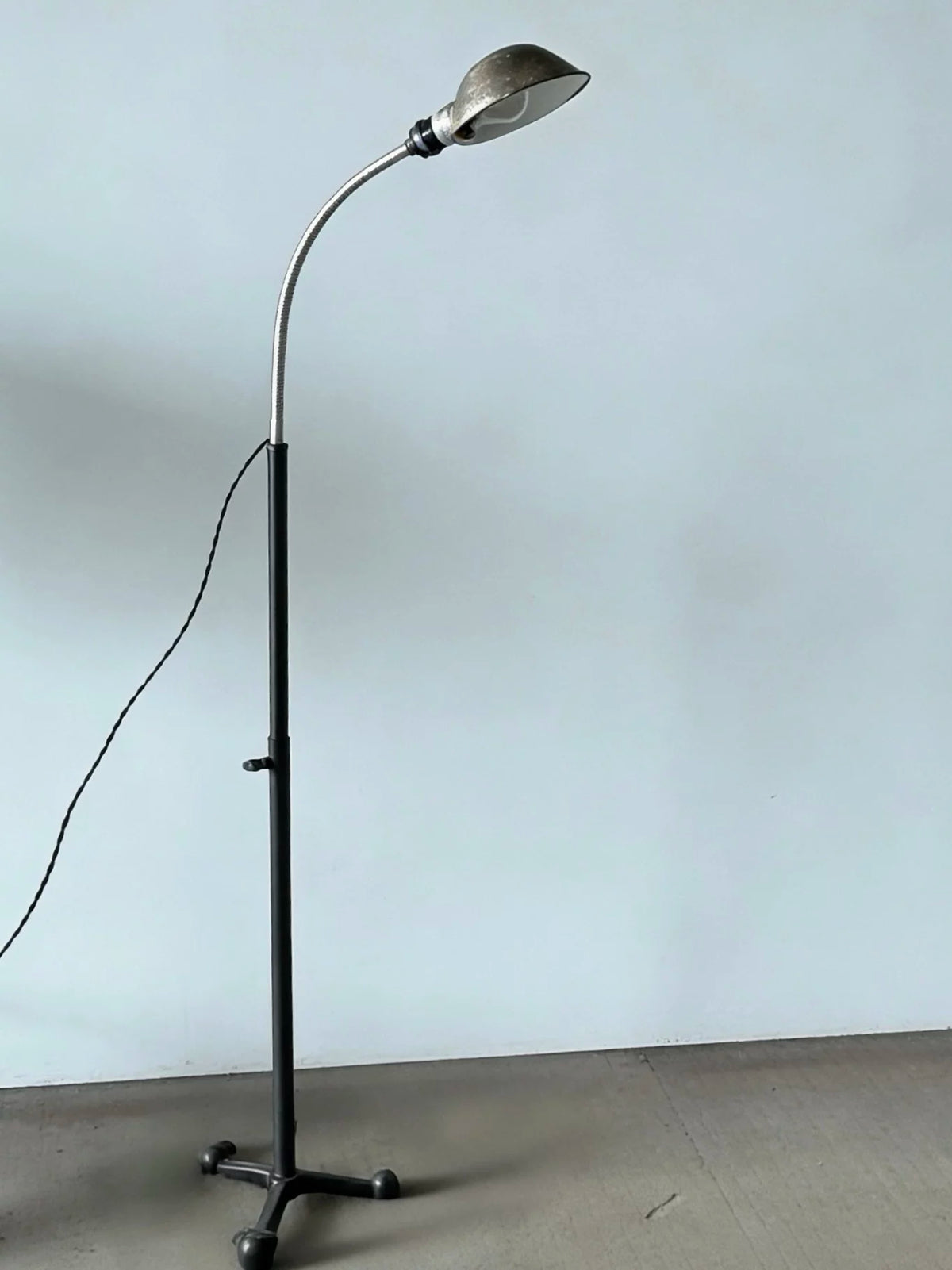 Vintage metal floor lamp with bendable gooseneck three-legged stable base, suitable for homestays, living rooms, studies, wabi-sabi style ambient lighting