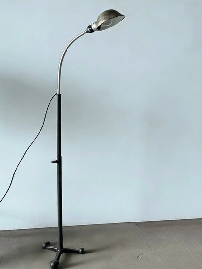 Vintage metal floor lamp with bendable gooseneck three-legged stable base, suitable for homestays, living rooms, studies, wabi-sabi style ambient lighting
