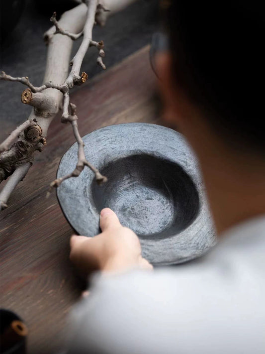 There are many black pottery Tibetan intangible cultural heritage handmade dinner plates, multi-functional pasta, hat plates, and the hotel restaurant is surprised and lonely
