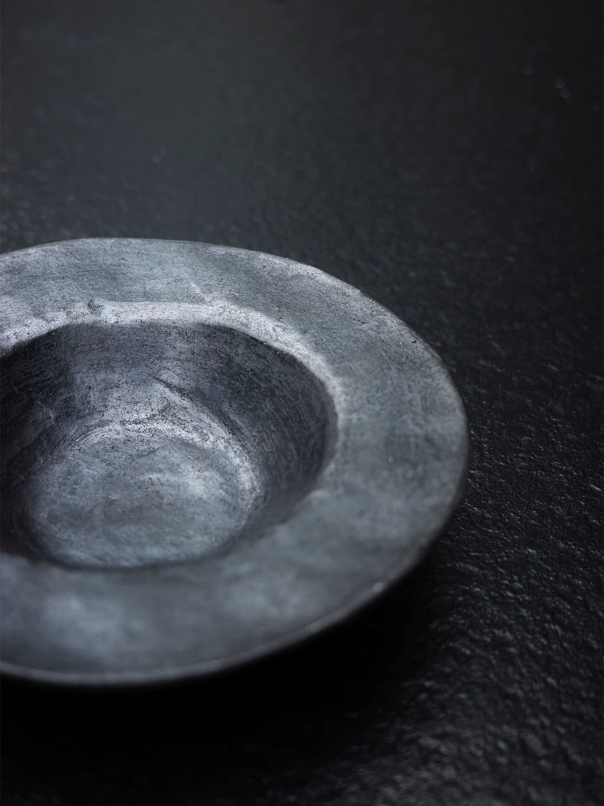 There are many black pottery Tibetan intangible cultural heritage handmade dinner plates, multi-functional pasta, hat plates, and the hotel restaurant is surprised and lonely