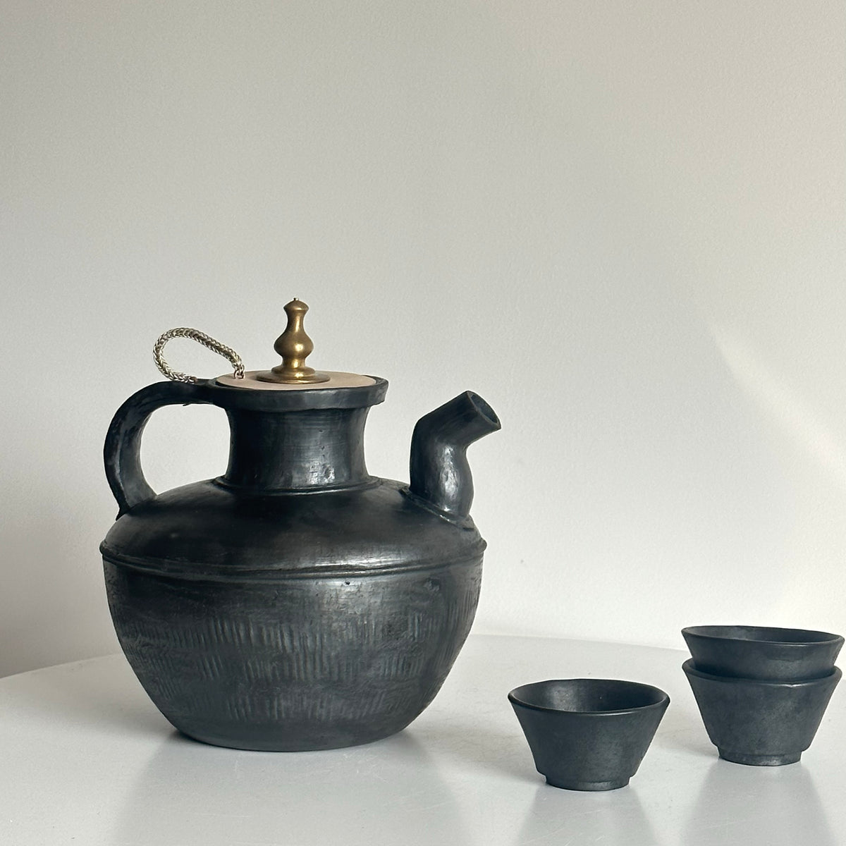 A few black pottery Tibetan traditional hand-made large-capacity teapot 3L