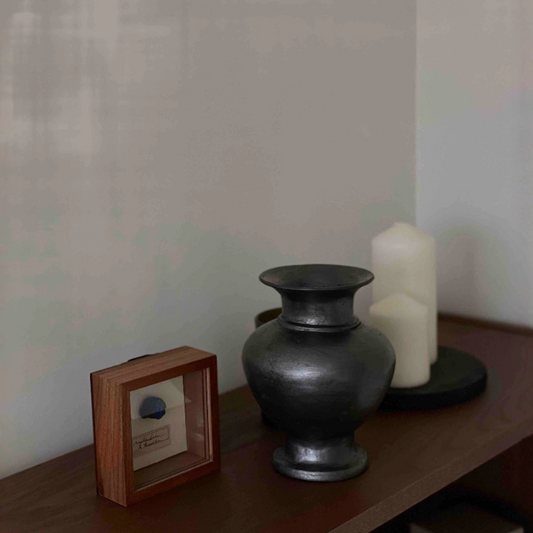 Many traditional black pottery conical vases and flower vessels in the Tibetan area