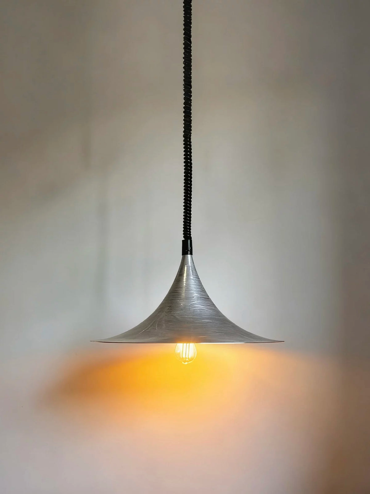 Vintage minimalist restaurant speaker pendant lamp, designer French modern minimalist bar counter, island counter, study pendant string light