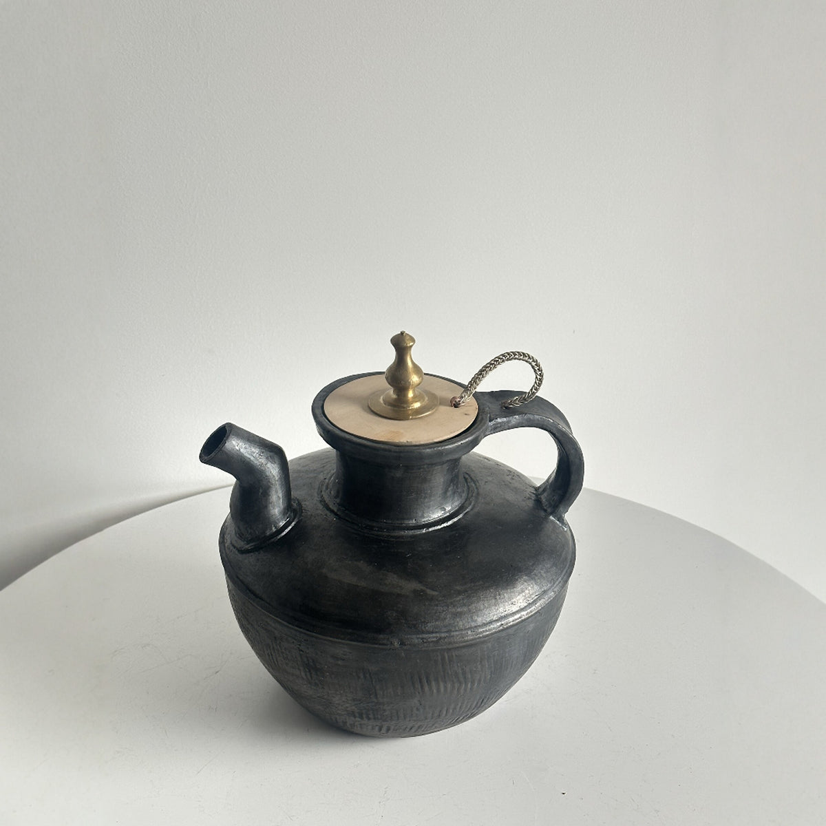 A few black pottery Tibetan traditional hand-made large-capacity teapot 3L