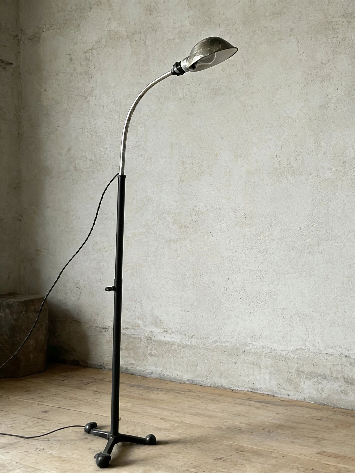 Vintage metal floor lamp with bendable gooseneck three-legged stable base, suitable for homestays, living rooms, studies, wabi-sabi style ambient lighting