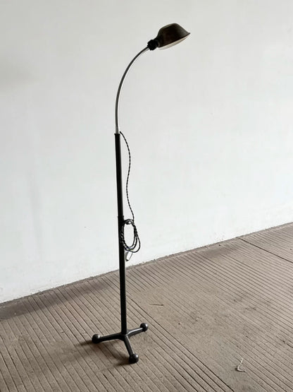 Vintage metal floor lamp with bendable gooseneck three-legged stable base, suitable for homestays, living rooms, studies, wabi-sabi style ambient lighting