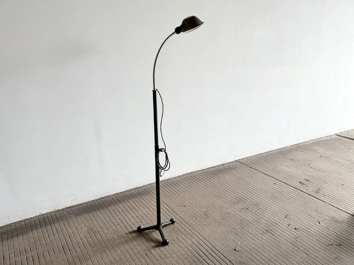 Vintage metal floor lamp with bendable gooseneck three-legged stable base, suitable for homestays, living rooms, studies, wabi-sabi style ambient lighting