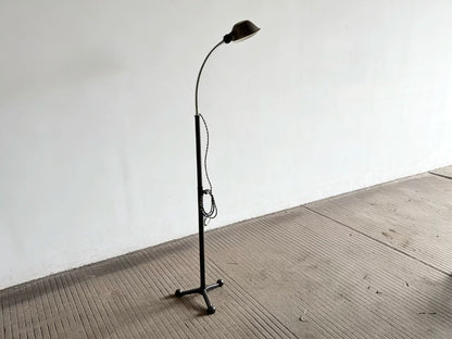 Vintage metal floor lamp with bendable gooseneck three-legged stable base, suitable for homestays, living rooms, studies, wabi-sabi style ambient lighting