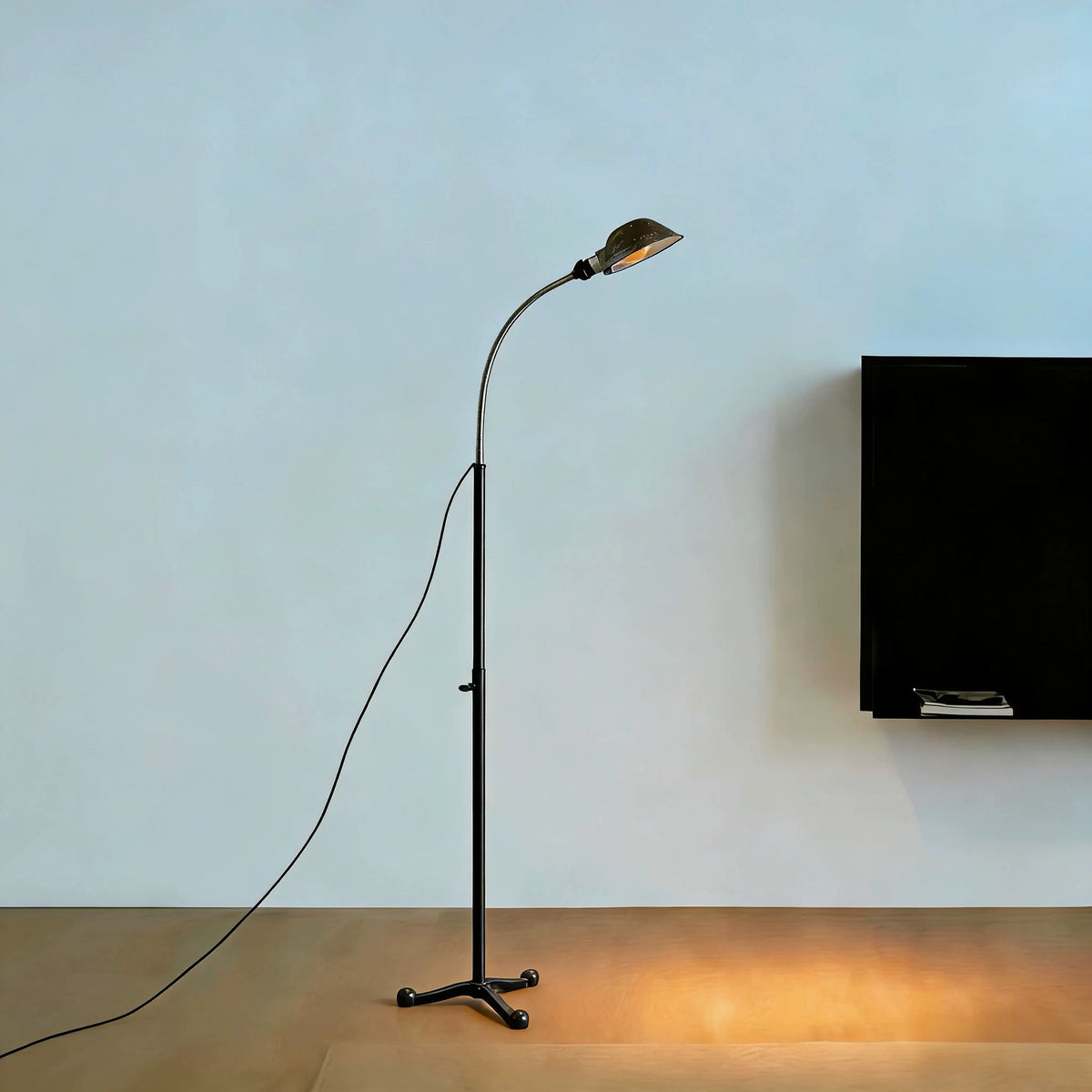 Vintage metal floor lamp with bendable gooseneck three-legged stable base, suitable for homestays, living rooms, studies, wabi-sabi style ambient lighting