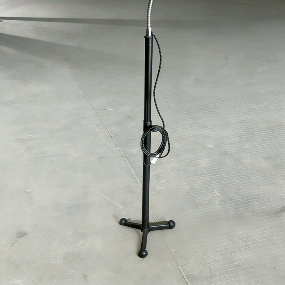 Vintage metal floor lamp with bendable gooseneck three-legged stable base, suitable for homestays, living rooms, studies, wabi-sabi style ambient lighting