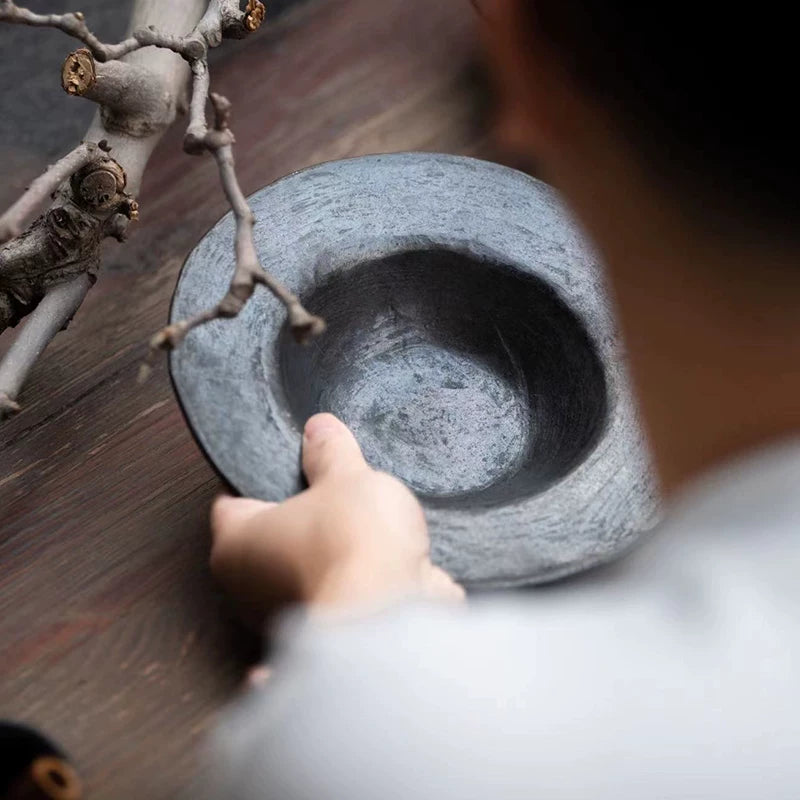 There are many black pottery Tibetan intangible cultural heritage handmade dinner plates, multi-functional pasta, hat plates, and the hotel restaurant is surprised and lonely