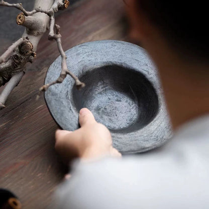 There are many black pottery Tibetan intangible cultural heritage handmade dinner plates, multi-functional pasta, hat plates, and the hotel restaurant is surprised and lonely