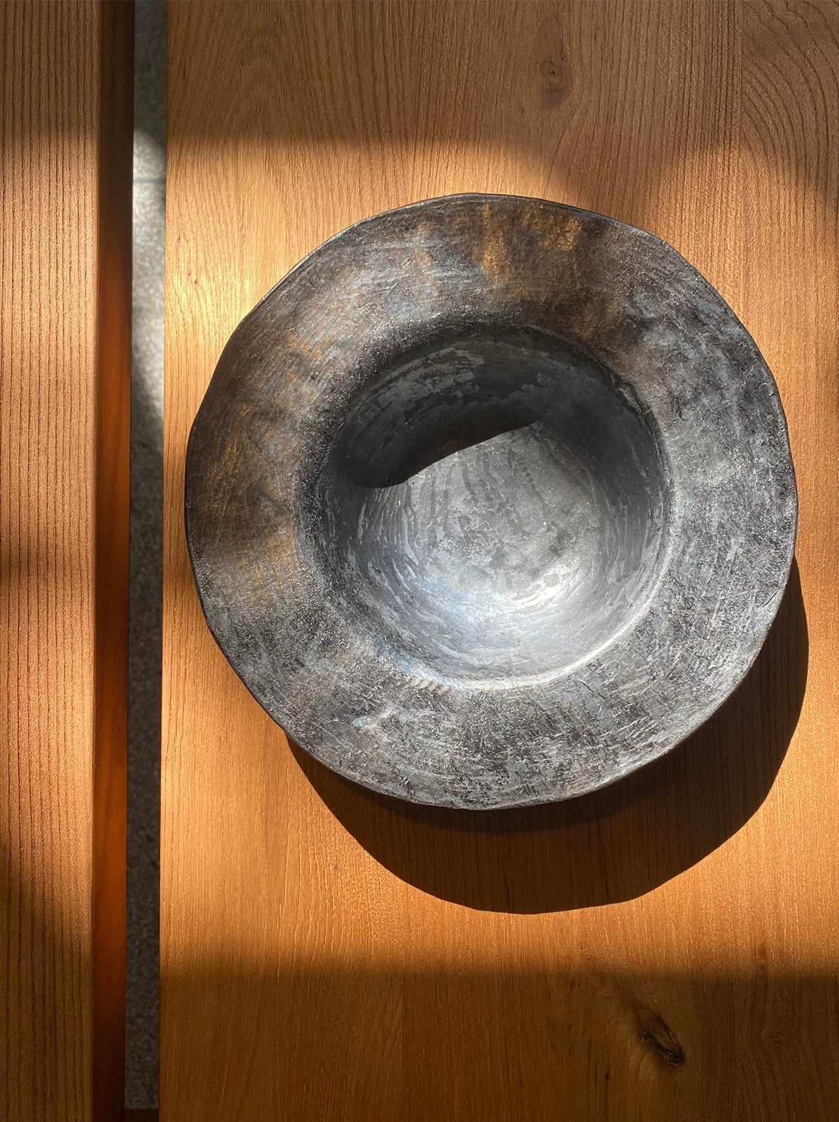 There are many black pottery Tibetan intangible cultural heritage handmade dinner plates, multi-functional pasta, hat plates, and the hotel restaurant is surprised and lonely