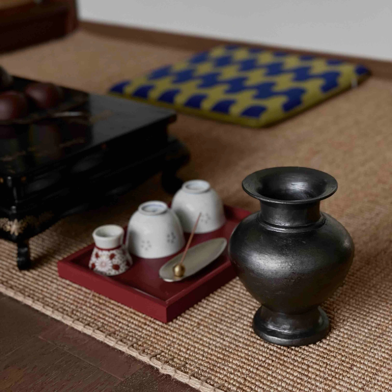 Many traditional black pottery conical vases and flower vessels in the Tibetan area