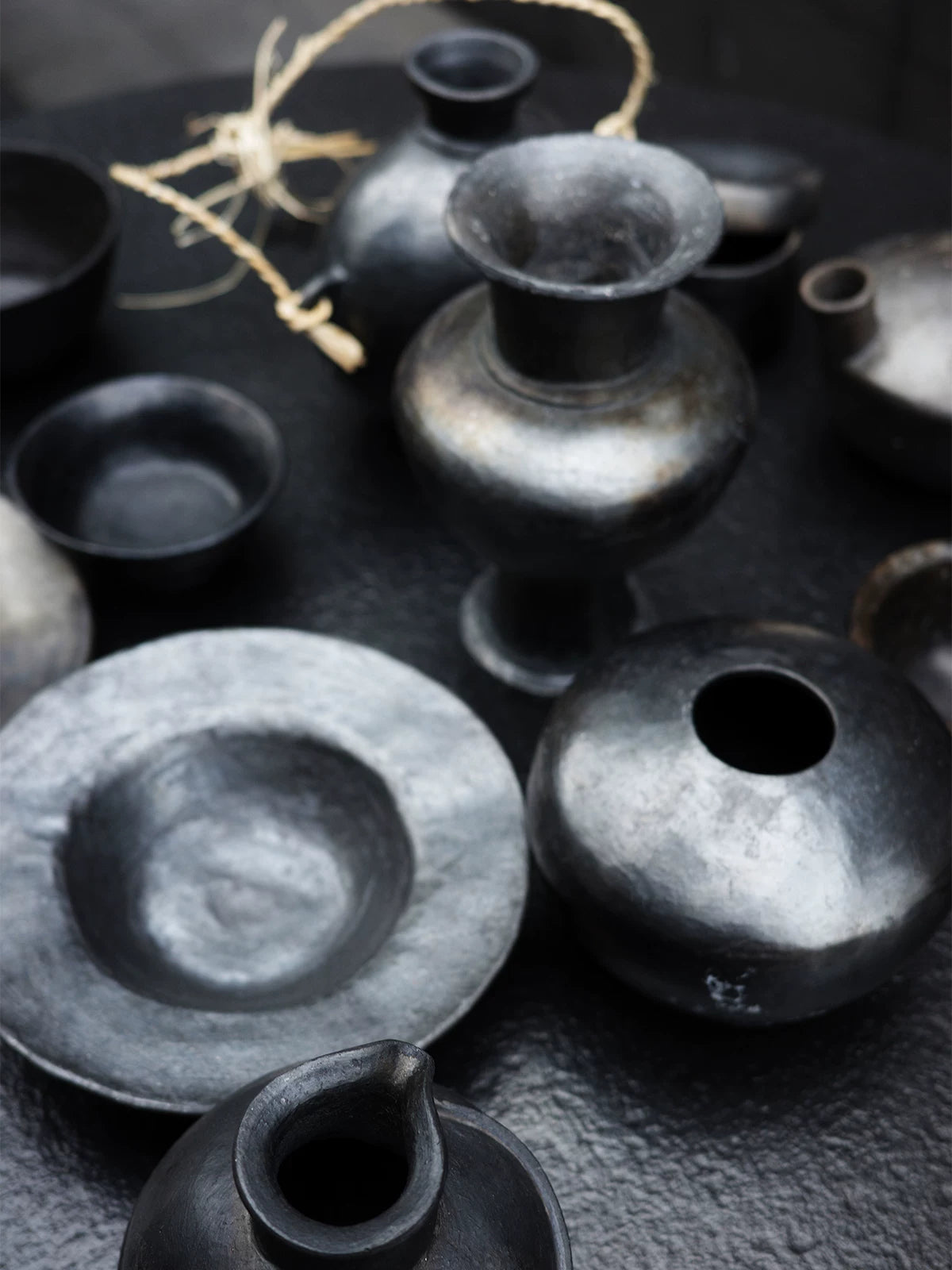 There are many black pottery Tibetan intangible cultural heritage handmade dinner plates, multi-functional pasta, hat plates, and the hotel restaurant is surprised and lonely