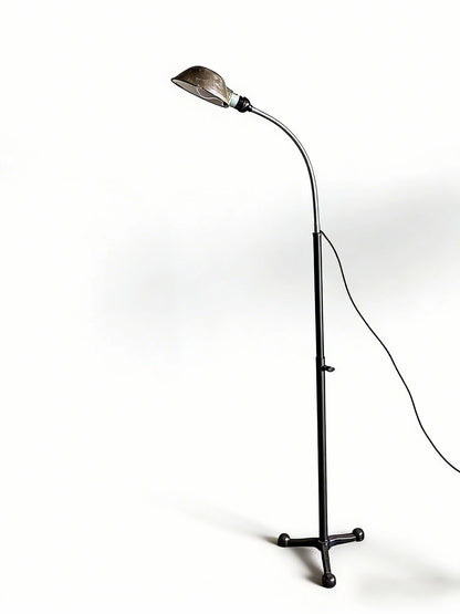Vintage metal floor lamp with bendable gooseneck three-legged stable base, suitable for homestays, living rooms, studies, wabi-sabi style ambient lighting