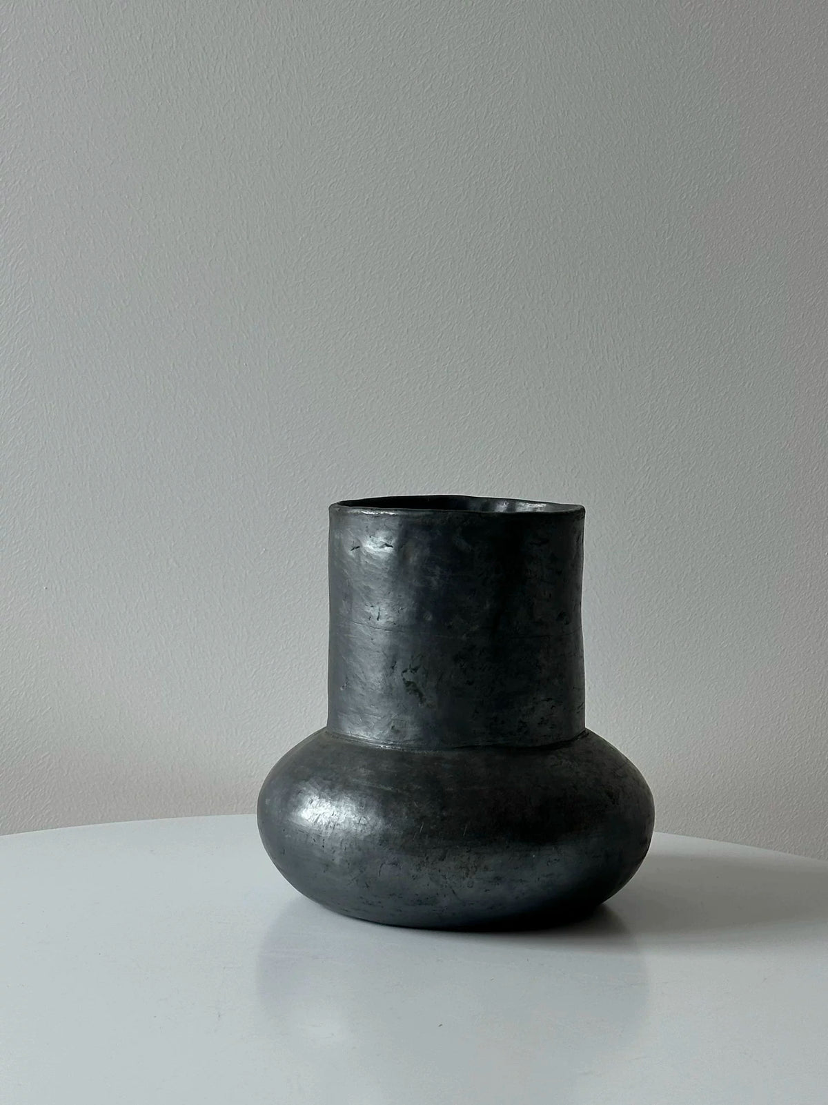 Jieduo Black Pottery Handmade Open-Mouth Flower Vase Desktop Ornament (Height 20CM)